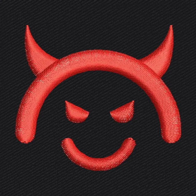 Cara de diablo roja sonriente con cuernos