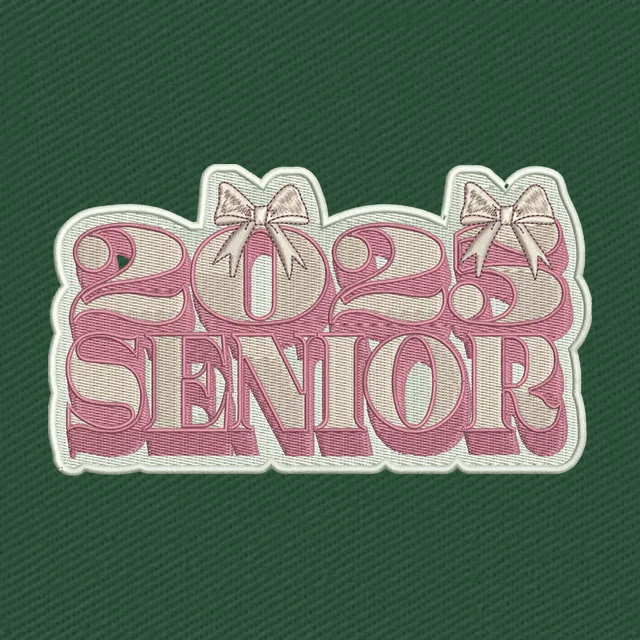 Diseño de bordado Senior 2025 letras rosas apiladas con lazos