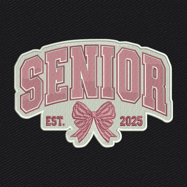 Diseño de bordado Senior 2025 letras college y lazo rosa