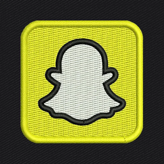 Diseño de bordado fantasma de Snapchat sobre cuadro amarillo